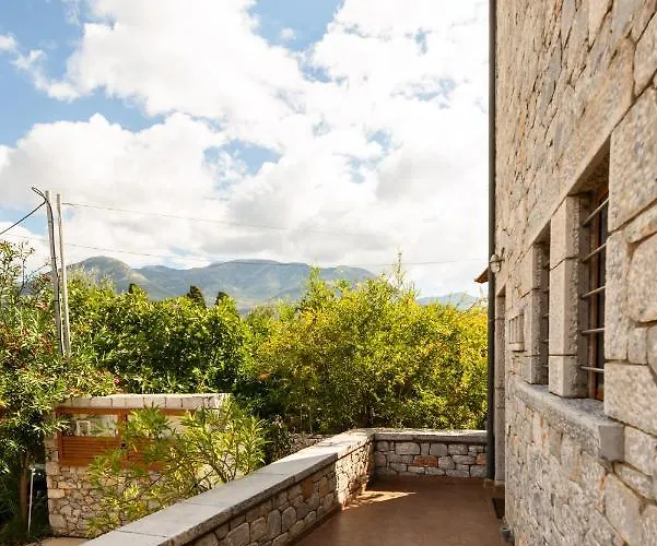 Mani Selinitsa Art Koloveas * Agios Nikolaos (Mani)