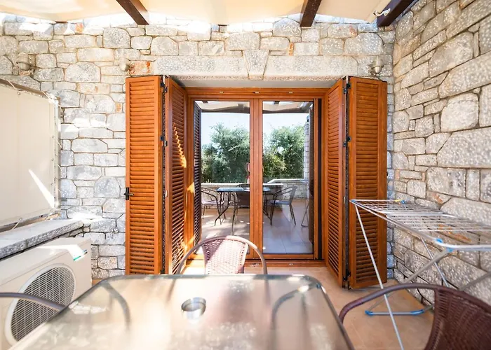 Mani Selinitsa Art Koloveas * Agios Nikolaos (Mani)